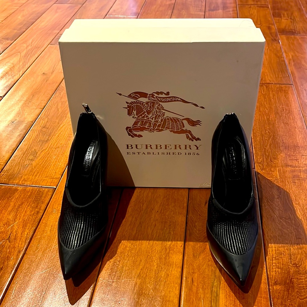 BURBERRY BRAND NEW NEVER WORN HIGH CUP PUMP